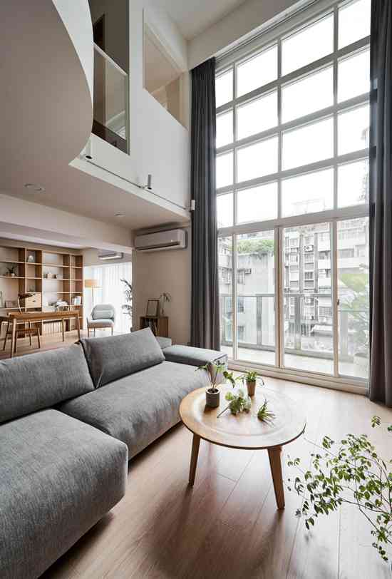 沙發(fā)后面就是大書房，這個混搭小復(fù)式，住起來像個大豪宅！