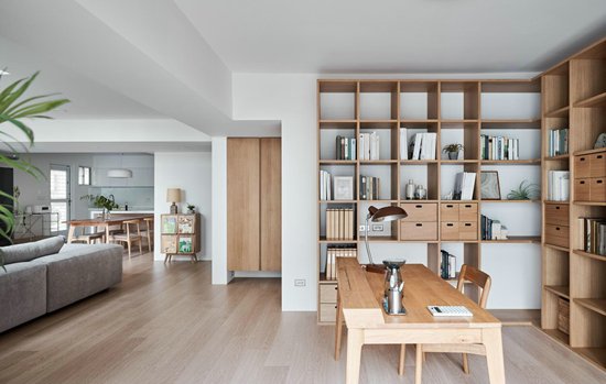 沙發(fā)后面就是大書房，這個混搭小復(fù)式，住起來像個大豪宅！