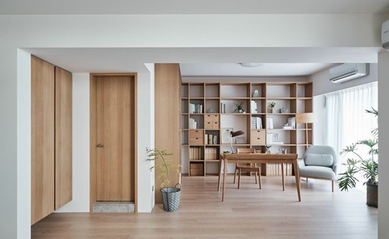 沙發(fā)后面就是大書房，這個混搭小復(fù)式，住起來像個大豪宅！