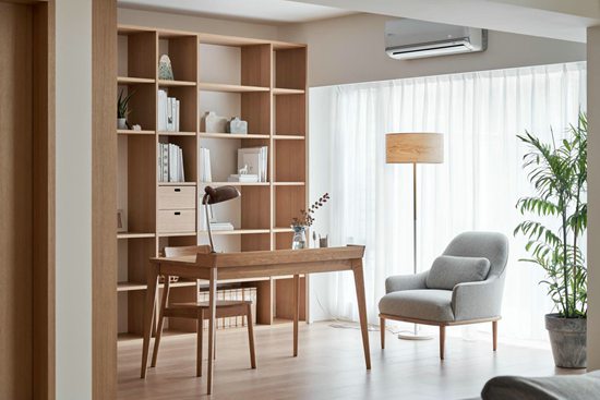 沙發(fā)后面就是大書房，這個混搭小復(fù)式，住起來像個大豪宅！