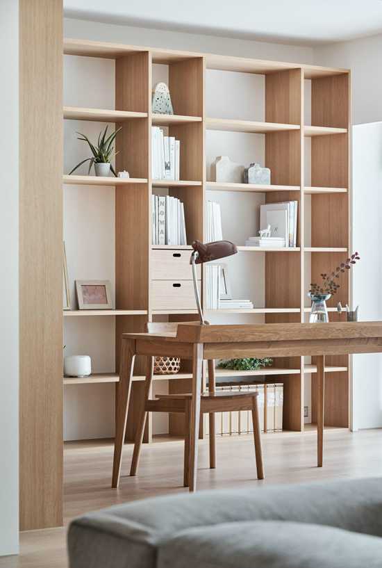 沙發(fā)后面就是大書房，這個混搭小復(fù)式，住起來像個大豪宅！