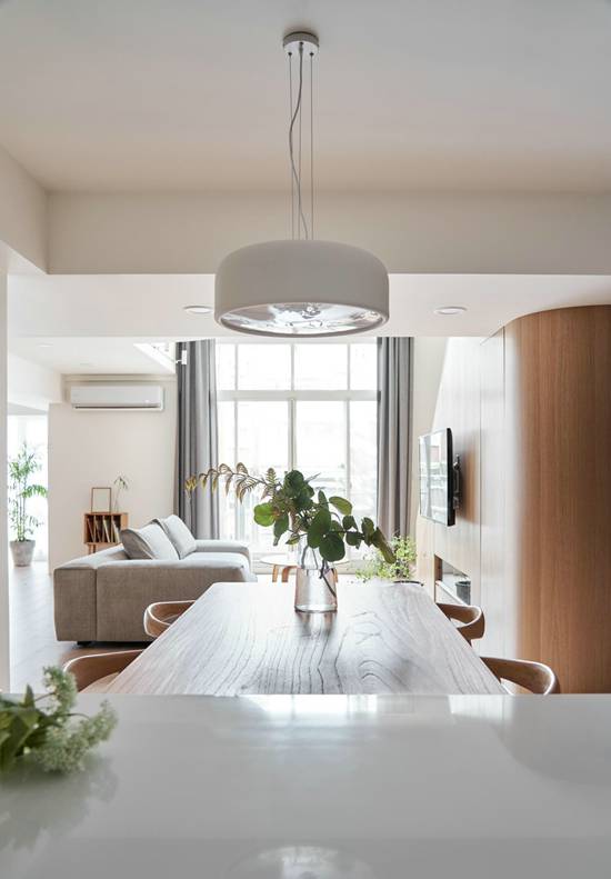 沙發(fā)后面就是大書房，這個混搭小復(fù)式，住起來像個大豪宅！