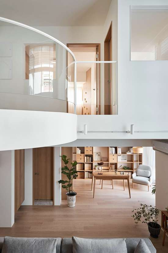 沙發(fā)后面就是大書房，這個混搭小復(fù)式，住起來像個大豪宅！