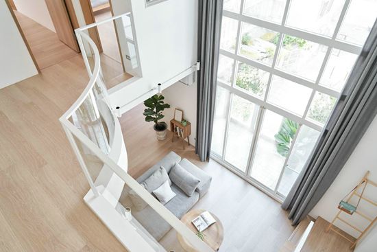 沙發(fā)后面就是大書房，這個混搭小復(fù)式，住起來像個大豪宅！