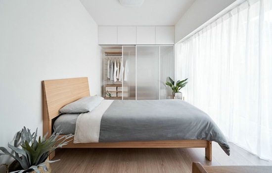 沙發(fā)后面就是大書房，這個混搭小復(fù)式，住起來像個大豪宅！