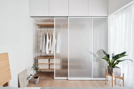 沙發(fā)后面就是大書房，這個混搭小復(fù)式，住起來像個大豪宅！