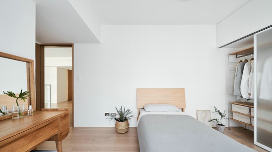 沙發(fā)后面就是大書房，這個混搭小復(fù)式，住起來像個大豪宅！