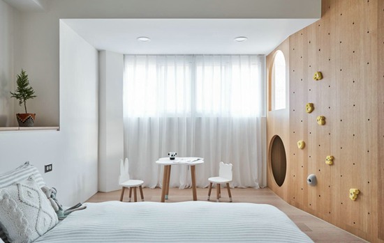 沙發(fā)后面就是大書房，這個混搭小復(fù)式，住起來像個大豪宅！