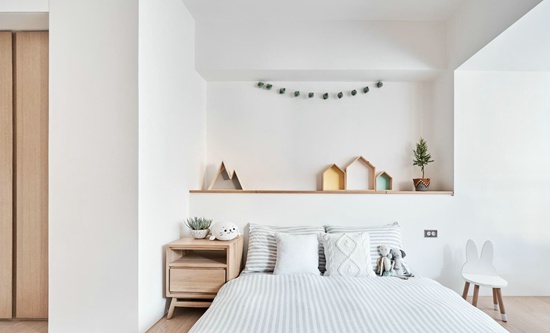 沙發(fā)后面就是大書房，這個混搭小復(fù)式，住起來像個大豪宅！