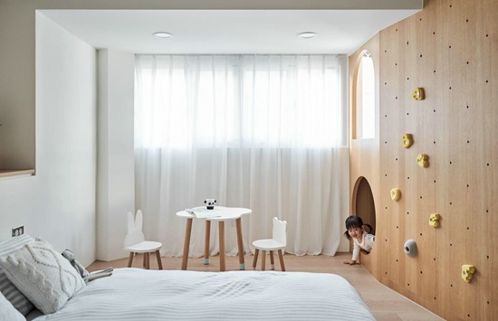 沙發(fā)后面就是大書房，這個混搭小復(fù)式，住起來像個大豪宅！