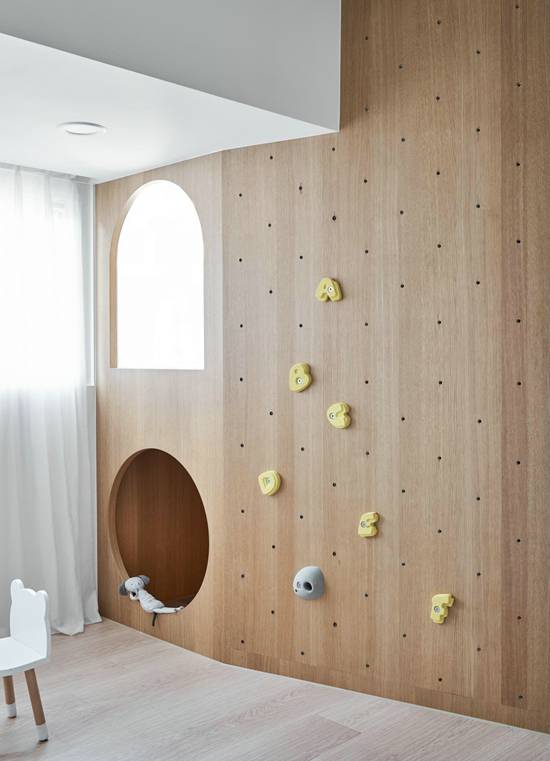 沙發(fā)后面就是大書房，這個混搭小復(fù)式，住起來像個大豪宅！