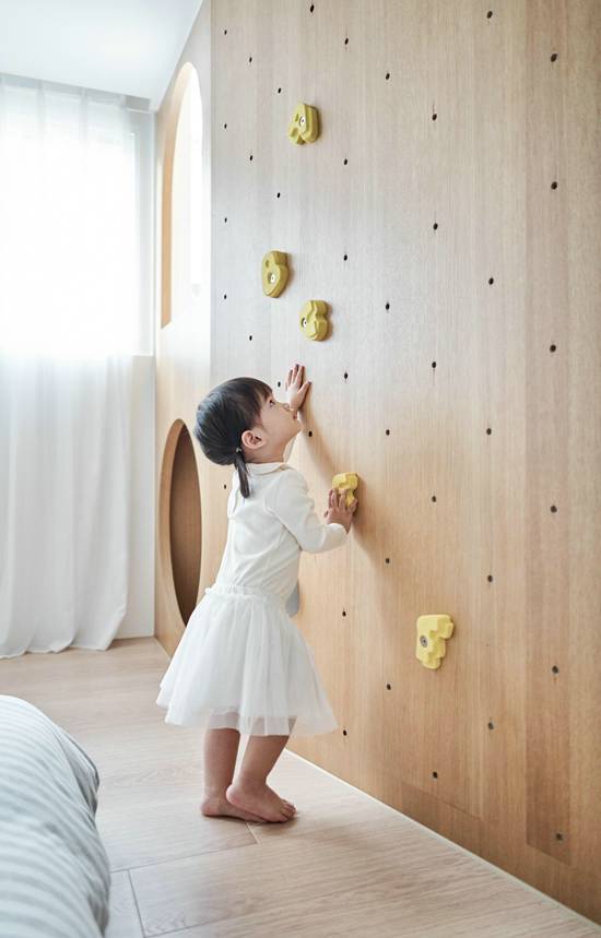 沙發(fā)后面就是大書房，這個混搭小復(fù)式，住起來像個大豪宅！