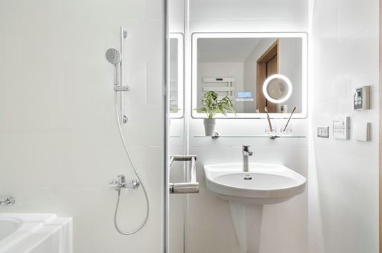 沙發(fā)后面就是大書房，這個混搭小復(fù)式，住起來像個大豪宅！